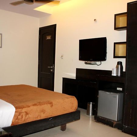 Hotel Aman Deluxe Neu-Delhi Exterior foto