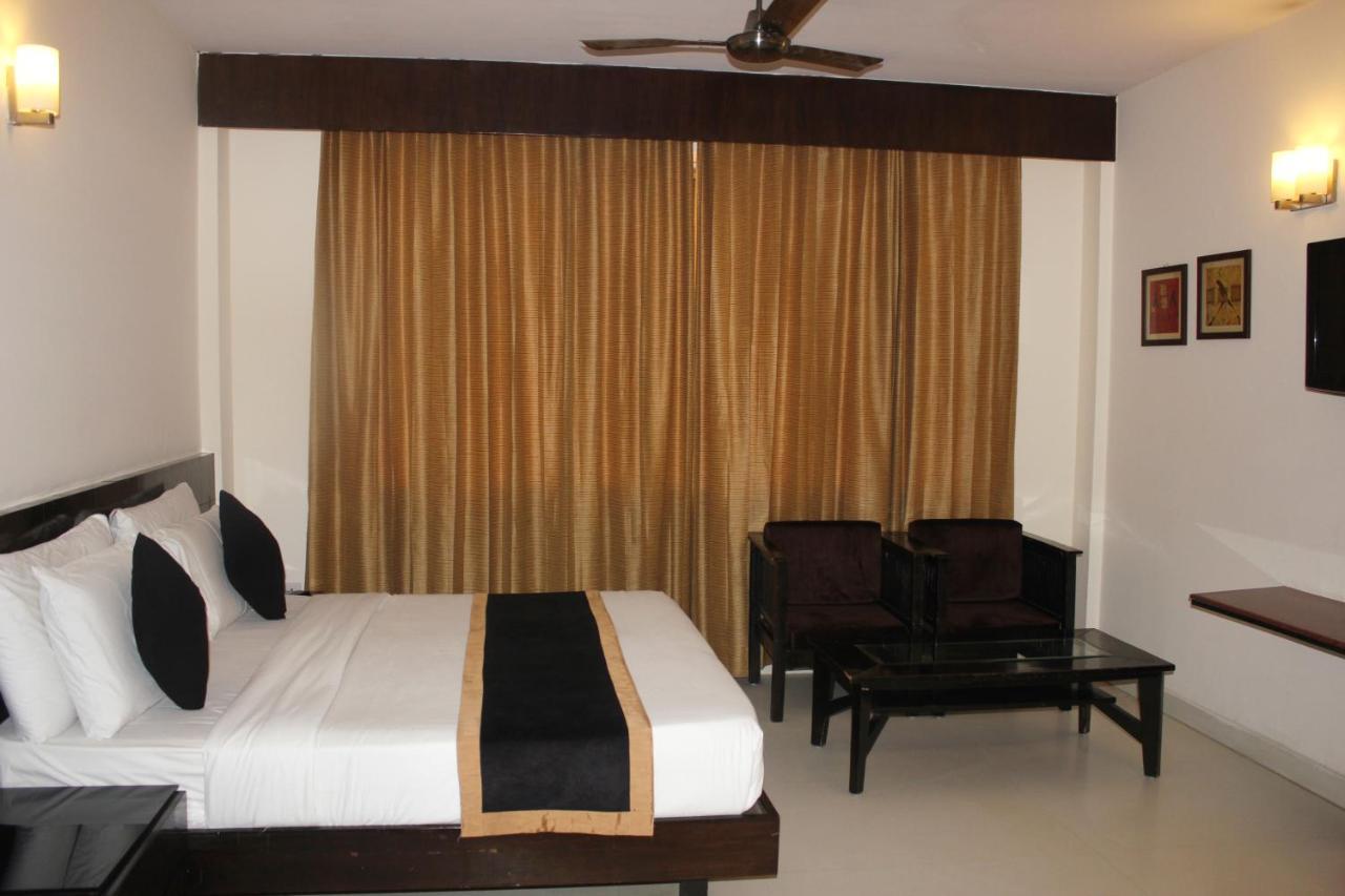 Hotel Aman Deluxe Neu-Delhi Exterior foto