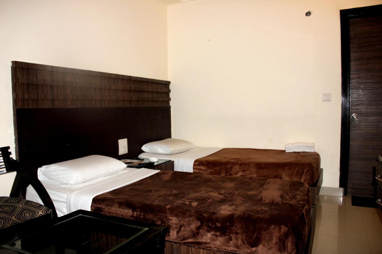 Hotel Aman Deluxe Neu-Delhi Exterior foto