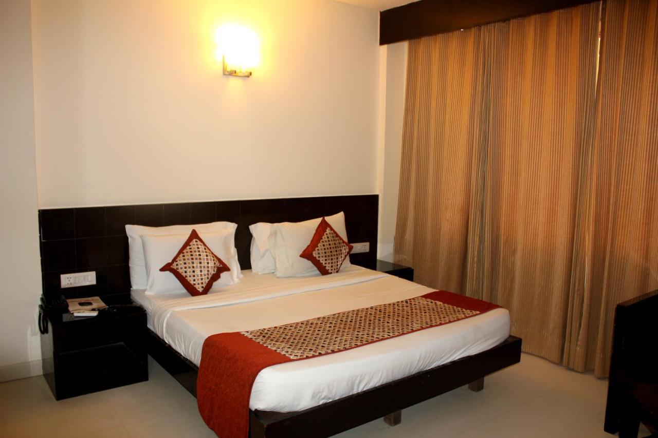 Hotel Aman Deluxe Neu-Delhi Exterior foto