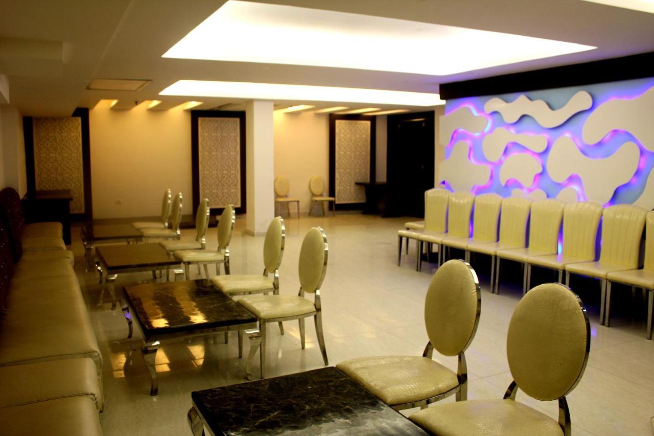 Hotel Aman Deluxe Neu-Delhi Exterior foto